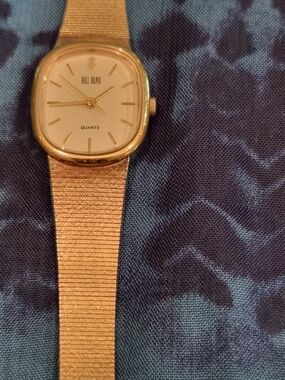 bill blass Gold-Tone Mesh Bracelet Quartz Watch